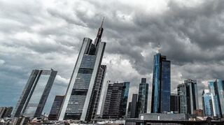 <p>Dunkle Wolken über dem Bankenviertel von Frankfurt. "0,1 Prozent der Weltbevölkerung besitzen über 80 Prozent des weltweiten Finanzvermögens", erklären die Experten Matthias Weik und Marc Friedrich.</p>
