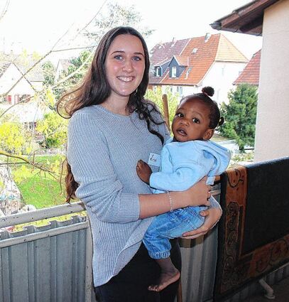 <p>Ist auch als Babysitterin gefragt: Lisa Lemke, hier mit dem kleinen Ladenburger Flüchtlingsjungen Destiny auf dem Arm, engagiert sich bei ihrem Freiwilligen Sozialen Jahr in der Evangelischen Kirchengemeinde.</p>