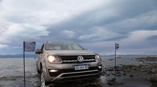 <p>mid El Calafate - Gelandet: Der VW Amarok kommt jetzt mit neu gestalteter Frontpartie und einem kräftigen V6-Diesel auf den Markt.</p>
