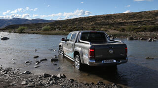 <p>mid El Calafate - Als echter Rustikus mit permanentem Allradantrieb fühlt sich der Amarok im Gelände pudelwohl.</p>