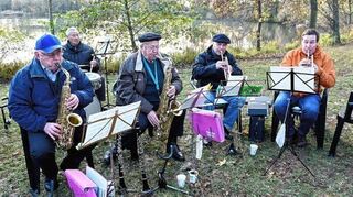 <p>Gute Stimmung herrschte beim Glühweinspaziergang zugunsten der Aktion Sorgentopf rund um den oberen Vogelstangsee. Oben Anneliese Herd (2.v.li.) mit Gästen, u.li. die Kappelle Egerland, u.re. Glühweinverkauf an einem der acht Stände.</p>