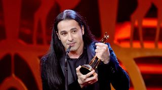 <p>Bülent Ceylan bei seiner Dankesrede.</p>