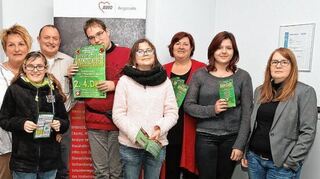 <p>Edith Appel-Thomas und Reinhold Schober (hintere Reihe v.l.) von der IG Adventszauber besuchen die AWO-Gruppe der Offenen Hilfe. Sie wird die Spende aus dem Tombola-Verkauf erhalten.</p>