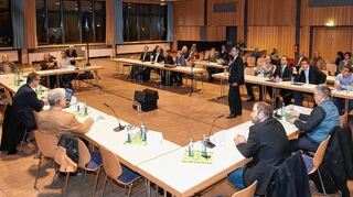 <p>Das Informationsforum hat am Dienstagabend in Biblis getagt. Nur wenige Mitglieder nahmen daran teil, viele Stühle (vorne) blieben leer.</p>