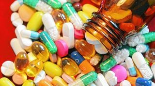 <p>Bunte Pillen und Tabletten liegen auf einem Tisch. Die Pharmaindustrie bietet für jedes Leiden und mehr oder wenige schlimme Wehwehchen ein passendes Medikament. Ob dies wirklich immer sinnvoll ist, ist fraglich.</p>