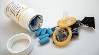 <p>Das Medikament Truvada wird prophylaktisch und zur Therapie der HIV-Infektion eingesetzt. Kondome schützen zudem auch vor anderen sexuell übertragbaren Krankheiten. Menschen, die mit HIV leben und ihre Diagnose nicht kennen, tragen ein hohes Risiko im Rahmen ihrer unerkannt fortschreitenden Abwehrschwäche zu erkranken und andere anzustecken.</p>