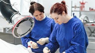 <p>Angelina Whalley (links) zeigt Redakteurin Lena Grocholl, wie ein Mensch plastiniert wird und wie viele einzelne Schritte dazu notwendig sind.</p>