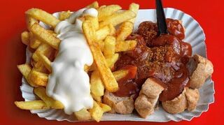 <p>Noch werden Pommes meist von einem Menschen serviert, der im Niedriglohnsektor tätig ist. Bald könnte es ein Roboter übernehmen.</p>