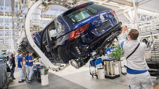 <p>mid Groß-Gerau - VW-Mitarbeiter, die im Stammwerk Wolfsburg an den SUV-Modellen Tiguan und Touran schrauben, haben 2016 verkürzte Weihnachtspause.</p>