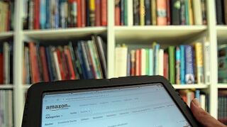 <p>Einen Blick ins Buch werfen viele am liebsten immer noch dann, wenn sie es anfassen können - trotz digitalen Wandels. Bei Amazon (Bild) kann Literatur einfach per Mausklick gekauft und auf das Tablet geladen werden.</p>