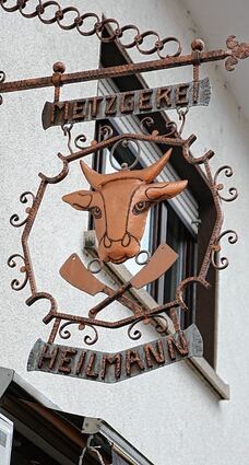 <p>Das Fleischerei-Fachgeschäft in der Mosbacher Straße hat so manche Spezialität in der Ladentheke. Metzgermeister Michael Heilmann und sein Team machen auch gerne Rezeptvorschläge.</p>