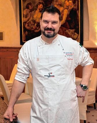 <p>Stefan Neugebauer steht im "Schwarzen Hahn" am Herd.</p>