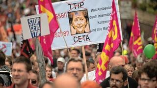 <p>Mehr als 15 000 Menschen haben sich im September dieses Jahres in Frankfurt an einer Großdemonstration gegen die Handelsabkommen TTIP und Ceta beteiligt. Dabei ist Kanzlerin Angela Merkel auf einem kritischen Plakat abgebildet.</p>