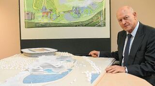 <p>Unternehmer und Badewelt-Geschäftsführer Josef Wund vor einem Modell des Freizeitbads neben der Rhein-Neckar-Arena.</p>