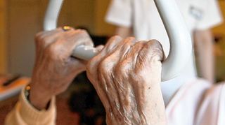 <p>Eins der größten Probleme in der Pflege ist der Fachkräftemangel: Was tun, wenn zu wenige Menschen bereit sind, sich um alte und hilfsbedürftige Menschen zu kümmern?</p>