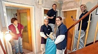 <p>"MM"-Helfer renovieren bei Anneliese Schreckenberger (l.).</p>