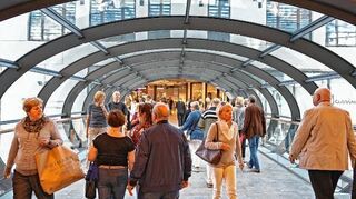 <p>Ende September eröffnet das neue Zentrum in der Freßgasse, wenig später schließt dann Decathlon überraschend seine Tore (r.).</p>