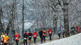 <p>Eine ganz besondere Atmosphäre: Durch die von Reif in Weiß gehüllte Landschaft am See führt der traditionelle Heddesheimer Silvesterlauf.</p>