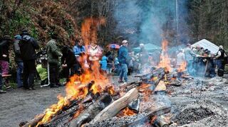 <p>Auch an der Wolfsschluchthütte in Esthal (das Bild zeigt eine Veranstaltung aus dem Vorjahr) feiert der örtliche Pfälzerwald-Verein das "Oischerre".</p>