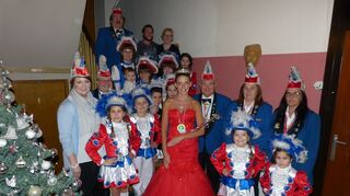 <p>Prinzessin Linda l., die Kindergarde und weitere Grumbe-Mitglieder freuen sich, im Saloniki ihre Anlaufstelle während der Kampagne gefunden zu haben.</p>