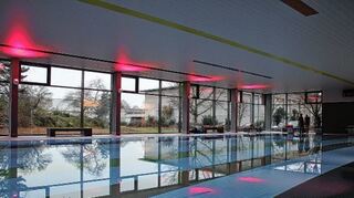 <p>Im sanierten Hallenbad kann die VHS wieder ihre Wasserkurse anbieten. Das Angebot ist sehr beliebt - und immer schnell ausgebucht.</p>