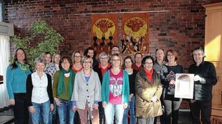 <p>Während einer Probe übergab Chorleiter Martin Stein (r.) die 850-Euro-Spende an Karin Hartmann und Margret Schneider vom Verein Lebenshilfe.</p>