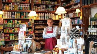 <p>Inhaber Frank Didwißus ist in seiner Raben-Drogerie umgeben von kleinen Mittelchen, die gut schmecken, riechen oder einfach gut tun.</p>