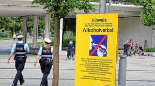 <p>Seit 2008 besteht jeweils vom Frühjahr bis zum Herbst ein Alkoholverbot auf dem Berliner Platz. Hier im Jahr 2014 wiesen noch Schilder darauf hin.<br></p>