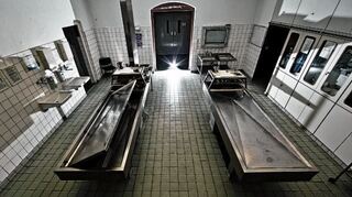 <p>Sieht aus wie im Fernsehen: der Sektionssaal der Heidelberger Rechtsmedizin. Der Beruf des Rechtsmediziners unterscheidet sich jedoch von dem, was "Tatort"-Folgen glauben machen.</p>