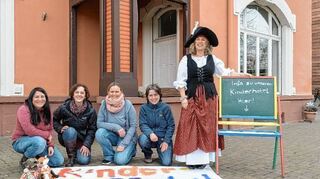 <p>Freuen sich auf die Eröffnung des Kinderhotels (v.l.): Emine Yildirim, Doris Fischer, Monika Trofa, Laura Kalmbach und Gila Wrensch (im Piratenkostüm).</p>