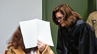 <p>Die Angeklagte berät sich mit ihrer Anwältin Birgit Schwerdt (re.).</p>