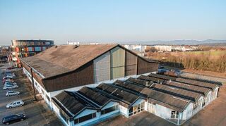 <p>Die Tage der Viernheimer Eissporthalle sind gezählt. Das Gebäude am Bannholzgraben soll abgerissen und durch ein Hotel ersetzt werden.</p>