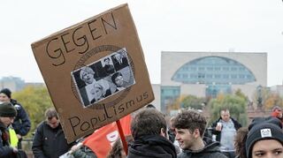 <p>"Gegen Populismus" steht auf dem Plakat bei einer Kundgebung vor dem Bundeskanzleramt in Berlin.</p>