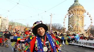 <p>Mannheim. 15.02.15 63. Gemeinsamer Fastnachtsumzug Mannheim / Ludwigshafen 2015. Mannen Ahoi! Rund um den Wasserturm am Rosengarten vorbei schlängelt sich der Umzug durch Mannheim.</p><p> - Zugnummer: 76 Löwenjäger</p>