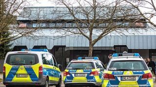 <p>Einsatzfahrzeuge der Polizei hatten sich am Donnerstagmorgen bereits vor der Festhalle positioniert, wo am Abend der türkische Justizminister sprechen sollte.</p>