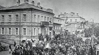 <p>Wladiwostock, Frühjahr 1917: Auf den Straßen demonstrieren Menschen für ein Ende der Monarchie, für Wahlen und eine Republik. Doch der Herbst des Jahres setzt diesen Erwartungen ein Ende.</p>