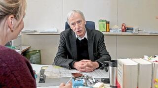 <p>Gespräch im bereits teilweise ausgeräumten Dienstzimmer am Landgericht: Ulrich Meinerzhagen mit "MM"-Redakteurin Angela Boll.</p>