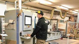 <p>Schreinermeister Tobias Herbel (l.) bedient die moderne CNC-Fräsmaschine in der Schreinerei Keller. Der Betrieb ist im Viernheimer Weg zuhause (Bild Mitte). Hund Henry leitet die Reklamationsabteilung.</p>