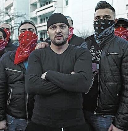 <p>King Engin alias Engin Dagdele mit vermummten Kumpels im Video.</p>