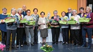 <p>Vorsitzender Bernd Binder (4.v.r.) und Pfarrer Michael Jäck (4.v.l.) ehrten zusammen mit Chorleiterin Claudia Schwabe (1.v.l.) langjährige Mitglieder und eifrige Singstundenbesucher.</p>
