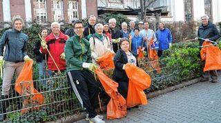 <p>Fleißige Helfer greifen beim Großreinemachen der Stadt rund um die Konkordienkirche zur Zange, um die Müllsäcke zu füllen.</p>