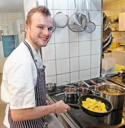 <p>Koch-Azubi Tobias Fleschhut in der Küche des Restaurants "Drei Birken" in Birkenau. Der 22-Jährige schwärmt von seinem Beruf - gehört damit unter seinen Altersgenossen aber zu den Ausnahmen.</p>