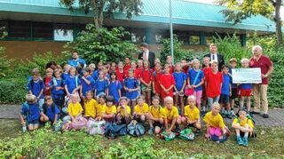<p>Gruppenbild mit Sponsor: Die 52 Teilnehmer des Sommerferiencamps der Heddesheimer Sportvereine, das gestern an der Nordbadenhalle begonnen hat.</p>