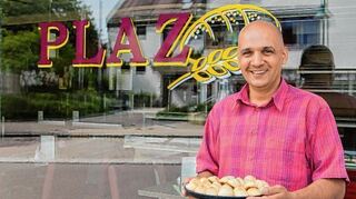 <p>Hussam Khirallah steht vor der Bäckerei Plaz in Eutingen.</p>