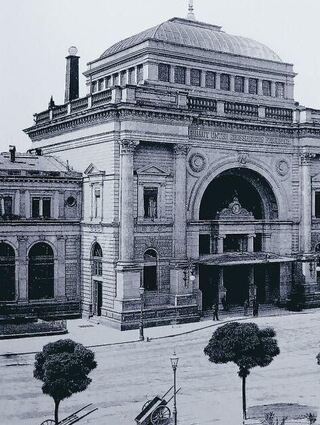 <p>Der Mannheimer Hauptbahnhof um 1900 mit der Kuppel, den vier Säulen und dem Schriftzug "Erbaut unter Großherzog Friedrich". Nach seiner Sanierung 2001 kann das Hauptportal an die einstige Pracht ein wenig anknüpfen.</p>