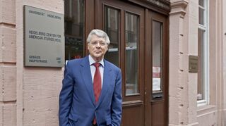 <p>Prof. Dr. Dr. h.c. Detlef Junker ist Gründungsdirektor des Heidelberg Center for American Studies (HCA), das im "Curt und Heidemarie Engelhorn Palais" in der Hauptstraße 120 untergebracht ist. Der bekannte Wissenschaftler bekommt jetzt das Bundesverdienstkreuz. Bildtext: Professor Detlef Junker vor dem Gebäude des Heidelbeger Zentrums für Amerikastudien. Ende Mai 2006 bezogen Wissenschaftler und Studenten das Engelhorn-Palais in der Hauptstraße.</p>
