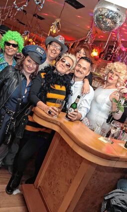 <p>Abschiedsfasnachtsparty: Dagmar Grimm, Kathrin Winter, Matthias Ruff, Christine Stückle, Daniel Fey, Mathias Holland-Cunz und Daniel Weier (v.l.) feiern.</p>