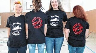 <p>"Hai-Leid ist kein Highlight" und "Shark-City. Nein. Sinsheim" steht auf den T-Shirts der Gegner des Großprojekts in Sinsheim.</p>