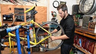 <p>Hannes Münch in der Basement Bikes-Werkstatt. Dienstags und donnerstags ist der Laden geöffnet, donnerstags sind die Selbst-Schrauber am Zug.</p>