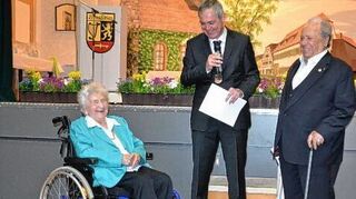 <p>Die höchste Auszeichnung der Gemeinde Ilvesheim, die Ehrennadel, verlieh Bürgermeister Andreas Metz (Mitte) an Anna Seemann und Eduard Grabinger.</p>